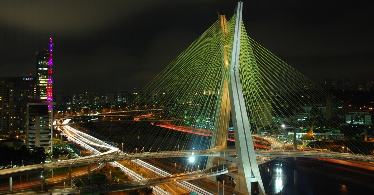 Alpinistas encaram mais de 100 metros nas alturas para limpar pichações da Ponte Estaiada;